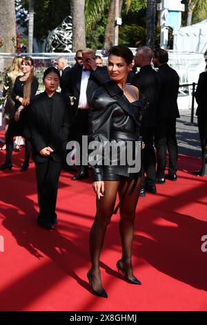 25. Mai 2024, Cannes, Cote D'azur, Frankreich: ISABELI FONTANA geht auf dem roten Teppich vor der Premiere von „The Most Ecious of Cargos“ beim 77. Jährlichen Filmfestival von Cannes im Palais des Festivals in Cannes (Foto: © Mickael Chavet/ZUMA Press Wire) NUR REDAKTIONELLE VERWENDUNG! Nicht für kommerzielle ZWECKE! Stockfoto