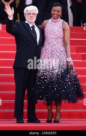 Cannes, Frankreich. Mai 2024. George Lucas und Mellody Hobson nehmen am Roten Teppich der Abschlusszeremonie beim 77. Jährlichen Filmfestival in Cannes am 25. Mai 2024 im Palais des Festivals Teil. (Foto: Beata Zawrzel/NurPhoto) Credit: NurPhoto SRL/Alamy Live News Stockfoto