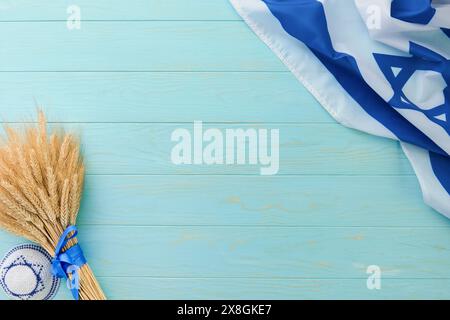 Shavuot jüdischer Hintergrund. Reifer Weizenstrauß mit blauem Band mit Israel-Flagge und Hintergründen. Symbole des jüdischen Feiertags Shavuot-Konzepts. Backgro Stockfoto