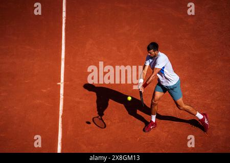 Paris, Frankreich. Mai 2024. Der serbische Novak Djokovic nimmt am 25. Mai 2024 an einem Training während des French Open Tennis Turniers auf Court Philippe-Chatrier im Roland Garros Komplex in Paris Teil. Foto: Alexis Jumeau/ABACAPRESS. COM Credit: Abaca Press/Alamy Live News Stockfoto