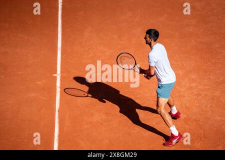 Paris, Frankreich. Mai 2024. Der serbische Novak Djokovic nimmt am 25. Mai 2024 an einem Training während des French Open Tennis Turniers auf Court Philippe-Chatrier im Roland Garros Komplex in Paris Teil. Foto: Alexis Jumeau/ABACAPRESS. COM Credit: Abaca Press/Alamy Live News Stockfoto