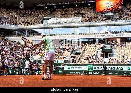 Paris, Frankreich. Mai 2024. Der Spanier Rafael Nadal nimmt am 25. Mai 2024 an einem Training während des French Open Tennis Turniers auf Court Philippe-Chatrier im Roland Garros Complex in Paris Teil. Foto: Alexis Jumeau/ABACAPRESS. COM Credit: Abaca Press/Alamy Live News Stockfoto