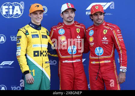 Monaco, Monaco. Mai 2024. Die Pole Position Qualifier Charles Leclerc Ferrari (C), der zweite Qualifikant Oscar Piastri von McLaren (L) und der dritte Qualifikant Carlos Sainz von Ferrari (R) feiern im parc Ferme während des Qualifyings vor dem F1 Grand Prix von Monaco Credit: Marco Canoniero/Alamy Live News Stockfoto