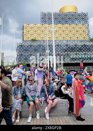 Birmingham, Großbritannien. Mai 2024. Schätzungsweise 75.000 Zuschauer säumen die Straßen des Stadtzentrums, um die jährliche Birmingham Pride Parade zu beobachten. Hunderte von farbenfrohen Teilnehmern marschieren oder an Bord kreativ dekorierter Wagen. Quelle: Tony Nolan/Alamy Live News Stockfoto