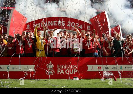 London, Großbritannien. Mai 2024. Manchester United feiert den FA Cup im Finale des FA Cup zwischen Manchester City und Manchester United am 25. Mai 2024 im Wembley Stadium in London. Foto von Ken Sparks. Nur redaktionelle Verwendung, Lizenz für kommerzielle Nutzung erforderlich. Keine Verwendung bei Wetten, Spielen oder Publikationen eines einzelnen Clubs/einer Liga/eines Spielers. Quelle: UK Sports Pics Ltd/Alamy Live News Stockfoto