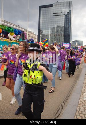 Birmingham, Großbritannien. Mai 2024. Schätzungsweise 75.000 Zuschauer säumen die Straßen des Stadtzentrums, um die jährliche Birmingham Pride Parade zu beobachten. Hunderte von farbenfrohen Teilnehmern marschieren oder an Bord kreativ dekorierter Wagen. Quelle: Tony Nolan/Alamy Live News Stockfoto