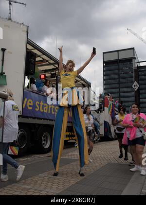 Birmingham, Großbritannien. Mai 2024. Schätzungsweise 75.000 Zuschauer säumen die Straßen des Stadtzentrums, um die jährliche Birmingham Pride Parade zu beobachten. Hunderte von farbenfrohen Teilnehmern marschieren oder an Bord kreativ dekorierter Wagen. Quelle: Tony Nolan/Alamy Live News Stockfoto