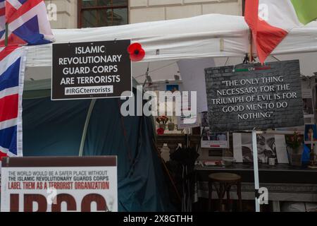 Westminister, London, Großbritannien 25. Mai 2024. Heute ist der 458. Tag des Protestes von Vahid Beheshti, der seine Kampagne fortsetzt, die mit einem Hungerstreik begann, als er die britische Regierung auffordert, das Korps der Islamischen Revolutionsgarde (IRGC) als verbotene Terrororganisation von der britischen Regierung aufzulisten. Beheshti nennt die IRGC eine Bedrohung für die nationale Sicherheit im Vereinigten Königreich, mit ihren Verbindungen zur Hamas und der Hisbollah, zusätzlich zu ihrem Einsatz terroristischer Taktiken einschließlich Tötungen und Geiselnahmen. Helen Cowles / Alamy Live News. Stockfoto