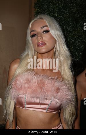 MIAMI, FL, USA - 18. JUNI 2022. Model und Influencerin Caroline Derpienski, Backstage bei der Models Unlimited Magazine Fashion Show. Stockfoto