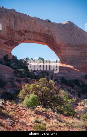 Wilson Arch liegt direkt neben dem U.S. Highway 191 südlich von Moab in Utah. Stockfoto