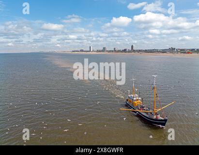 Aus der Luft eines Fischtrawlers an der Nordseeküste in der Nähe von Zandvoort in den Niederlanden Stockfoto