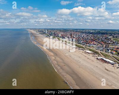 Aus der Luft von der Stadt Zandvoort aan Zee an der Nordsee in den Niederlanden Stockfoto