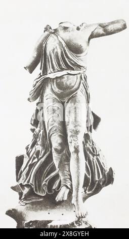 Die Nike of Paionios ist eine antike Statue der griechischen Siegesgöttin Nike, die von dem Bildhauer Paionios (Paeonius von Mende) zwischen 425 v. Chr. und 420 v. Chr. gefertigt wurde. Foto aus der Mitte des 20. Jahrhunderts. Stockfoto