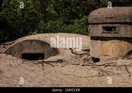 Alte Befestigungsanlagen der polnischen Küste. Eine Scharfschützenposition, die im Sand vergraben ist. Hel, Halbinsel Hel, Pommern, Polen, Europa Stockfoto