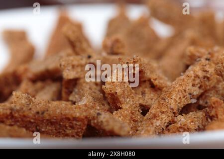 Haufen Roggencroutons in einer weißen Schüssel. Nahaufnahme. Stockfoto