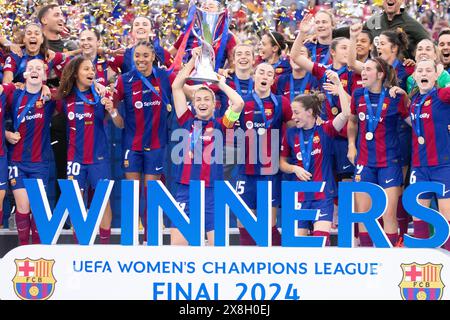 BILBAO, SPANIEN – 25. MAI: Alexia Putellas aus Barcelona hebt die Trophäe während des UEFA Women's Champions League Finales zwischen dem FC Barcelona und Olympique Lyonnais im San Mames Stadium am 25. Mai 2024 in Bilbao, Spanien. (Foto von Leiting Gao/Orange Pictures) Credit: Orange Pics BV/Alamy Live News Stockfoto