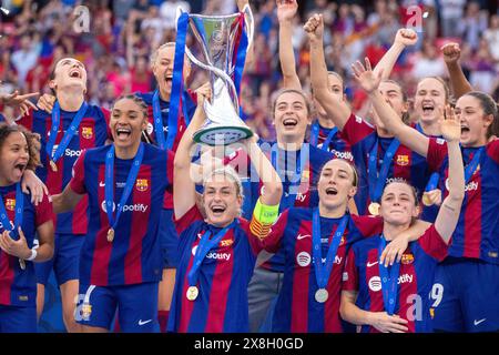 Bilbao, Spanien. Mai 2024. BILBAO, SPANIEN – 25. MAI: Alexia Putellas aus Barcelona hebt die Trophäe während des UEFA Women's Champions League Finales zwischen dem FC Barcelona und Olympique Lyonnais im San Mames Stadium am 25. Mai 2024 in Bilbao, Spanien. (Foto von Leiting Gao/Orange Pictures) Credit: Orange Pics BV/Alamy Live News Stockfoto