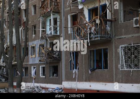 Bild eines stark beschädigten mehrstöckigen Wohnhauses nach einem Raketenangriff. Stockfoto