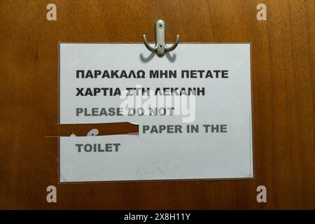 Werfen Sie kein Papier in das Toilettenzeichen, Athen, Griechenland. Stockfoto
