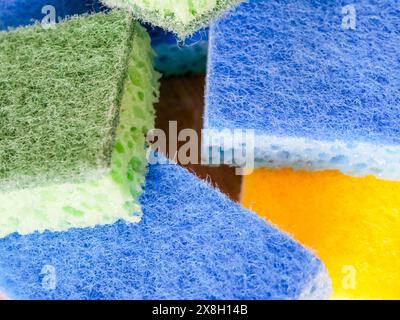 Haushaltsreinigungswerkzeuge. Verschiedene Schwämme für verschiedene Reinigungsaufgaben. Verwendet für Anleitungsvideos, Heimwerker-Reinigungshacks. Stockfoto