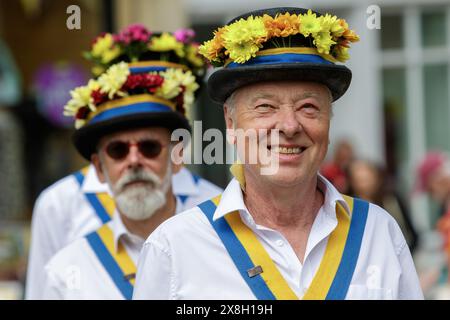 Chippenham, Wiltshire, Großbritannien, 25. Mai 2024. Die Mitglieder der Yateley Morris Men aus Hampshire werden während des Eröffnungstages des Chippenham Folk Festivals 2024 auf dem Foto gezeigt. Quelle: Lynchpics/Alamy Live News Stockfoto