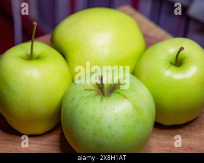 Hellgrüne Äpfel, die ordentlich angeordnet sind, legen den Fokus auf Bio-Produkte in einem Marktumfeld nahe. Stockfoto