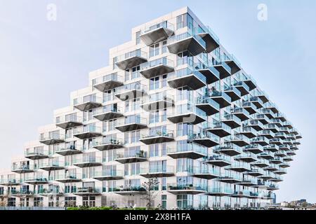 Niederlande, Amsterdam - 6. April 2024: Sluishuis modernes Wohngebäude im Stadtteil Ijburg, entworfen von Bjarke Ingels Group, GROSS Stockfoto