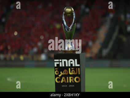 Kairo, Ägypten. Mai 2024. KAIRO, ÄGYPTEN – 25. MAI: Trophäenpräsentation während des CAF Champions League-Finales im zweiten Leg zwischen Al Ahly und Esperance Sportive Tunis im Cairo International Stadium am 25. Mai 2024 in Kairo. (Foto von M.. Bayoumy/SFSI) Credit: Sebo47/Alamy Live News Stockfoto