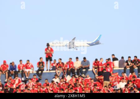 Kairo, Ägypten. Mai 2024. KAIRO, ÄGYPTEN - 25. MAI: Flugzeug fliegt über dem Stadion während des CAF Champions League Final Second Leg Matches zwischen Al Ahly und Esperance Sportive Tunis am 25. Mai 2024 in Kairo, Ägypten. (Foto von M.. Bayoumy/SFSI) Credit: Sebo47/Alamy Live News Stockfoto