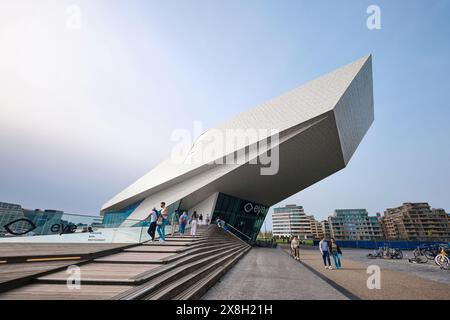 Niederlande, Amsterdam - 6. April 2024: Die futuristische Bauform des Eye Film Museum am Nordufer des Hafens Het Stockfoto