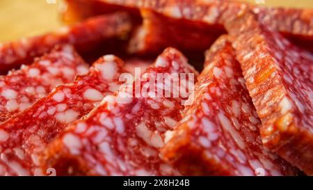 In Scheiben geschnittene Salami mit detaillierter Marmorierung, geeignet für Marketing in der Lebensmittelindustrie und Gourmet-Grafiken. Stockfoto