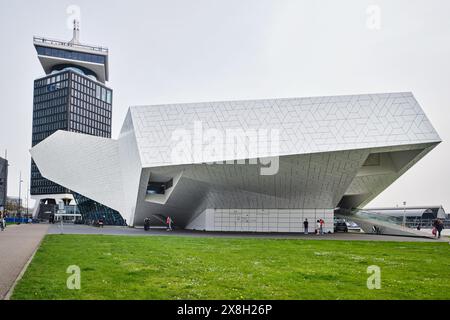 Niederlande, Amsterdam - 6. April 2024: Die futuristische Bauform des Eye Film Museum am Nordufer des Hafens Het Stockfoto