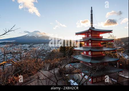 Shimoyoshida, Japan - 27. Dezember 2019. Außenaufnahme der berühmten Chureito-Pagode mit dem fuji als Hintergrund. Stockfoto