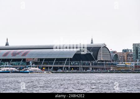 Niederlande, Amsterdam - 6. April 2024: Amsterdam Centraal der größte Bahnhof von Amsterdam Stockfoto