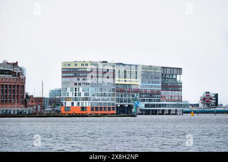 Niederlande, Amsterdam - 6. April 2024: Modernes Sozialwohnhaus Silodam im Hafenviertel, entworfen von MVRDV Stockfoto