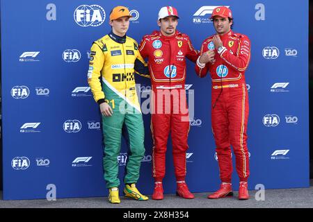 Monaco, Monaco. Mai 2024. Die Pole Position Qualifier Charles Leclerc Ferrari (C), der zweite Qualifikant Oscar Piastri von McLaren (L) und der dritte Qualifikant Carlos Sainz von Ferrari (R) feiern im parc Ferme während des Qualifyings vor dem F1 Grand Prix von Monaco Credit: Marco Canoniero/Alamy Live News Stockfoto