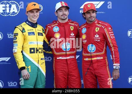 Monaco, Monaco. Mai 2024. Die Pole Position Qualifier Charles Leclerc Ferrari (C), der zweite Qualifikant Oscar Piastri von McLaren (L) und der dritte Qualifikant Carlos Sainz von Ferrari (R) feiern im parc Ferme während des Qualifyings vor dem F1 Grand Prix von Monaco Credit: Marco Canoniero/Alamy Live News Stockfoto