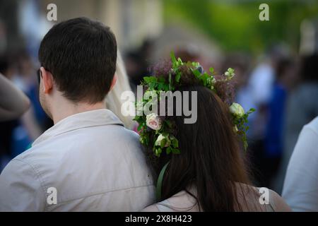 Warschau, Mazowiecka, Polen. Mai 2024. Eine Frau mit einem Blumenkranz wird auf der Warschauer Buchmesse gesehen. (Kreditbild: © Jaap Arriens/ZUMA Press Wire) NUR REDAKTIONELLE VERWENDUNG! Nicht für kommerzielle ZWECKE! Quelle: ZUMA Press, Inc./Alamy Live News Stockfoto