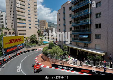 Monte Carlo, Fürstentum Monaco. Mai 2024. Formel 1 Grand Prix de Monaco auf dem Circuit de Monaco in Monte Carlo. Im Bild: Carlos Sainz (SPA) von Scuderia Ferrari im Ferrari SF-24 während der dritten Trainingseinheit © Piotr Zajac/Alamy Live News Stockfoto