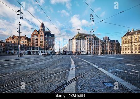 Niederlande, Amsterdam - 7. April 2024: Blick auf den zentralen Damplatz in Amsterdam ist der geschäftigste Ort der Stadt für Touristen Stockfoto