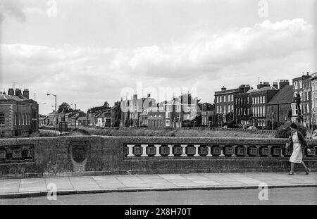 Schwarzweiß-Archivfoto der Brücke über den Fluss Nene in Wisbech, Cambridgeshire, Anfang der 1980er Jahre. Stockfoto