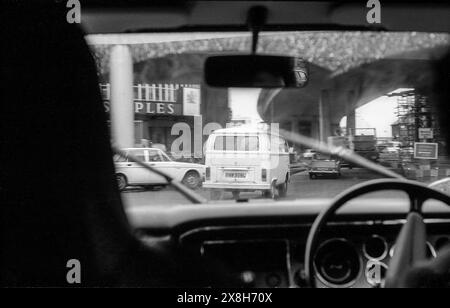 Schwarzweiß-Archivfoto aus den 1970er Jahren vom Inneren eines Autos, das um Staples Corner fährt, an der Kreuzung von A406 North Circular und A5 Edgware Road, dem Beginn der Autobahn M1. Stockfoto