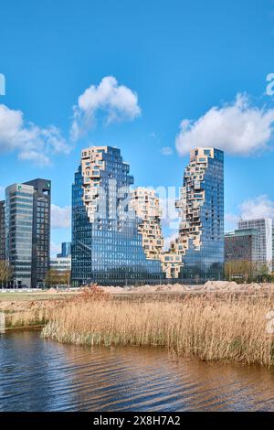 Niederlande, Amsterdam - 10. April 2024: Ikonische Wohntürme, bekannt als das Tal im Stadtteil Amsterdam Zuidas, entworfen von MVRDV Stockfoto