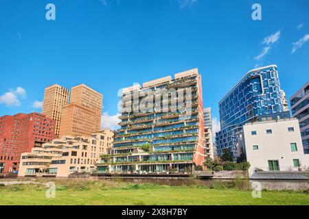 Niederlande, Amsterdam - 10. April 2024: Zuidas's außergewöhnliches Terrassenwohnhaus The George mit bepflanzten Balkonen Stockfoto