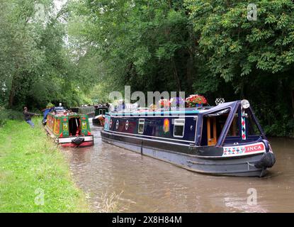 Das Foto zeigt die Staus von Schmalbooten auf dem Oxford Canal in Warwickshire. Stockfoto