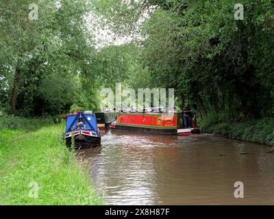 Foto einer engen Schiffsstauung auf dem Oxford Canal in Warwickshire Stockfoto