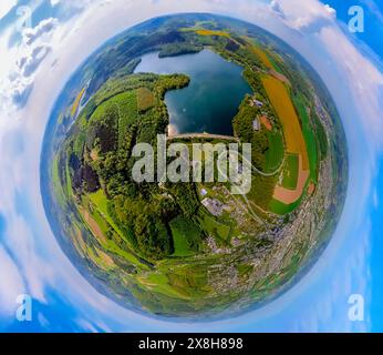 REKORDDATUM NICHT ANGEGEBEN Luftbild, Hennesee in waldreicher Umgebung, Erdkugel, Fisheye Aufnahme, Fischaugen Aufnahme, 360 Grad Aufnahme, winzige Welt, kleiner Planet, Fisheye Bild, Meschede-Stadt, Meschede, Sauerland, Nordrhein-Westfalen, Deutschland ACHTUNGxMINDESTHONORARx60xEURO *** Luftansicht, Hennesee in bewaldeter Umgebung, Erdkugel, Fischaugenbild, 360-Grad-Bild, winzige Welt, kleiner Planet, Fischaugenbild, Meschede City, Meschede, Sauerland, Nordrhein-Westfalen, Deutschland ACHTUNGxMINDESTHONORARx60xEURO Stockfoto