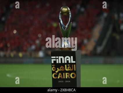Kairo, Ägypten. Mai 2024. KAIRO, ÄGYPTEN – 25. MAI: Trophäenpräsentation während des CAF Champions League-Finales im zweiten Leg zwischen Al Ahly und Esperance Sportive Tunis im Cairo International Stadium am 25. Mai 2024 in Kairo. (Foto von M.. Bayoumy/SFSI) Credit: Sebo47/Alamy Live News Stockfoto