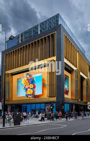 Outernet London Now Building Development, West End, London. Umfasst einen Veranstaltungsort für Musik mit 2000 Plätzen, eine Galerie, ein Hotel, Geschäfte und Apartments. 2022 Eröffnet. Stockfoto