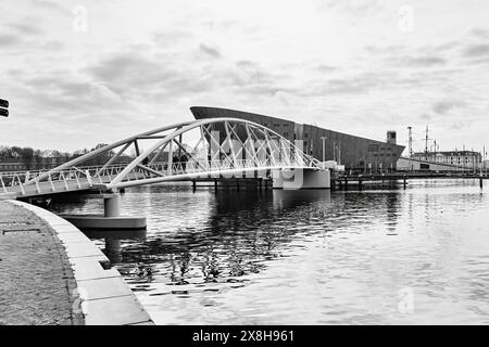 Niederlande, Amsterdam - 8. April 2024: NEMO großes grünes schiffförmiges Gebäude beherbergt ein Wissenschaftsmuseum, das von Renzo Piano entworfen wurde Stockfoto